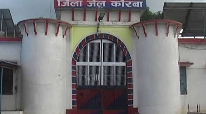 CG Breaking News : कोरबा जिला जेल की 25 फीट उंची दीवार फांदकर भागे 4 बंदी …. मचा हड़कंप, पुलिस ने नाकेबंदी कर फरार कैदियों की शुरू की तलाश