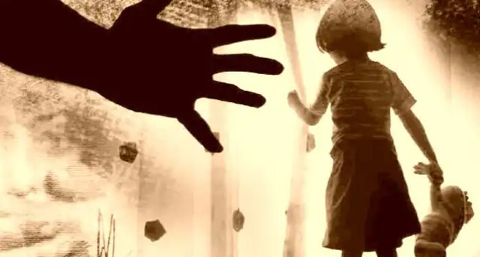 CG : नाबालिग लड़के ने ढाई साल की मासूम के साथ किया रेप, मां ने रंगे हाथों पकड़ा …. मकान मालिक ने पीड़ित परिवार को घर से निकाला