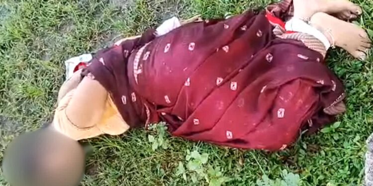 मोमोस खिलाकर पत्नी को किया बेहोश, फिर पति ने परोस दिया दोस्तों को, बारी – बारी से पूरी की हवस और हाथ पैर बांधकर फेंक दिया हाईवे पर