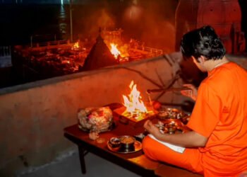 जलती चिताओं के बीच पूरी रात साधना करते रहे पंडित धीरेंद्र शास्त्री, बताया मणिकर्णिका घाट से क्या है उनका संबंध