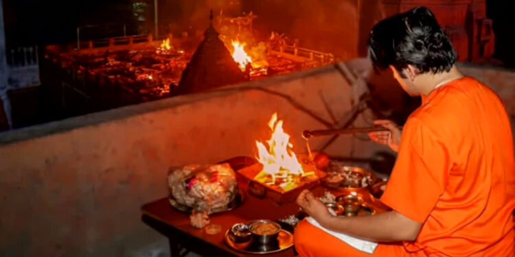 जलती चिताओं के बीच पूरी रात साधना करते रहे पंडित धीरेंद्र शास्त्री, बताया मणिकर्णिका घाट से क्या है उनका संबंध