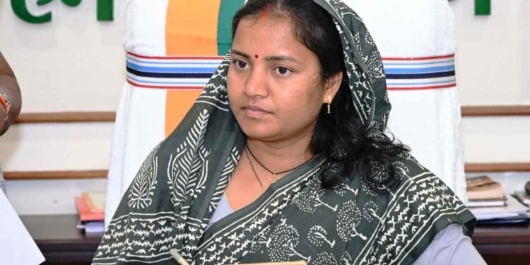 Big Breaking : मंत्री लक्ष्मी राजवाड़े को मिली जान से मारने की धमकी, मचा हड़कंप, पुलिस ने आरोपी को किया गिरफ्तार