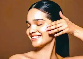 Health Tip’s : सुबह उठकर चेहरे पर लगा लें ये 4 देसी चीजें, स्किन दिखेगा सॉफ्ट और ग्लोइंग …