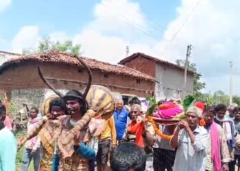 CG : जब अंतिम यात्रा में दिखे यमराज और झांकियां, तो चौंक गया पूरा गाँव! लोक कलाकार की विदाई में दूर-दूर से उमड़ पड़े लोग