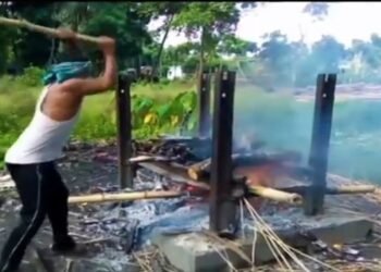 उधारी लौटाए बिना हुई मौत, तो कर्ज़दार की चिता पर शख्स ने बरसाई लाठी बोला – तुझसे नरक में मिलूंगा देखे वायरल वीडियो