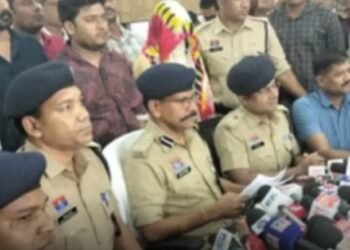 CG Crime News : लॉज में सनसनी, नाबालिग प्रेमिका ने प्रेमी की धारदार हथियार से कर डाली हत्या