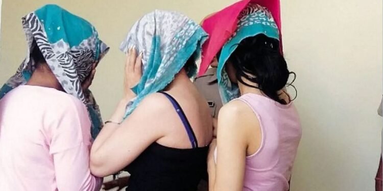 CG : शहर के बीचों बीच होटल में चल रहा था सेक्स रैकेट, अंदर का नजारा देख पुलिस भी रह गई दंग, तीन लोगों को किया गिरफ्तार