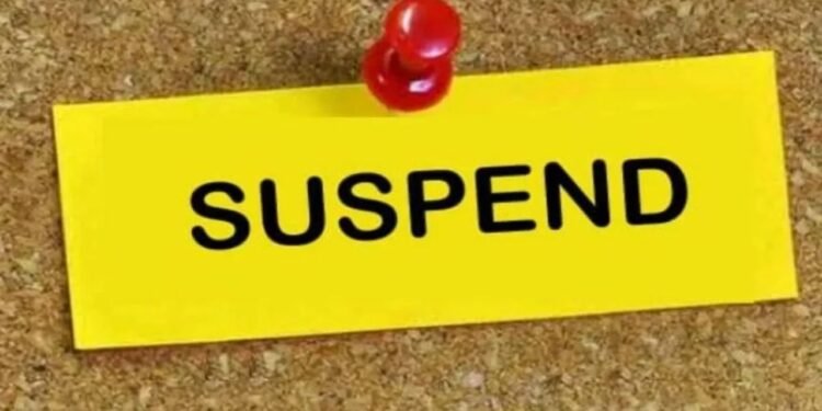 CG Breaking : तीन कर्मचारियों को किया गया निलंबित, जिला शिक्षा अधिकारी ने दिया सस्पेंशन का आदेश, मिली थी लापरवाही ….
