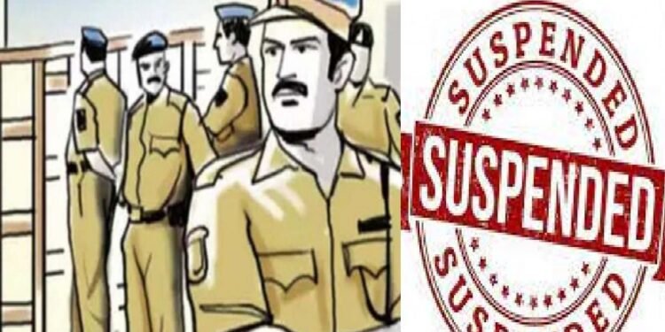 CG : झंडा विवाद में दो कांस्टेबल सस्पेंड, अग्नि वीर जवान के घर भगवा झंडा लगाने पर पुलिस जवानों ने किया था दुर्व्यवहार, SP ने लिया एक्शन