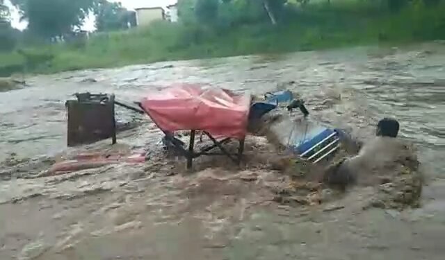 VIDEO : बारिश का कहर : बाढ़ की चपेट में आया ट्रैक्टर – ट्रॉली, पानी के तेज बहाव में बह गये 7 मजदूर …. मचा हड़कंप