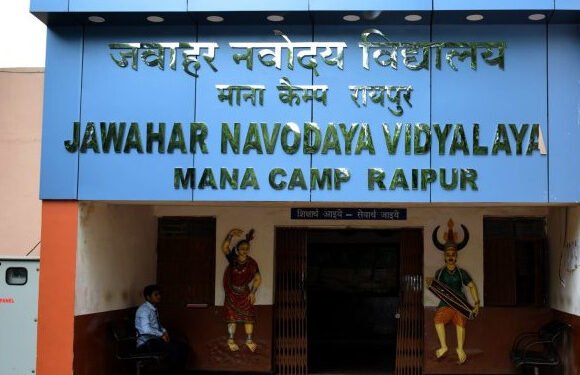 CG : नवोदय स्कूल में मोबाइल चलाने पर 10वीं के छात्रों के साथ मारपीट, शिक्षक और वार्डन पर लात मारने व प्राइवेट पार्ट पर …. कलेक्टर ने दिये जांच के आदेश…