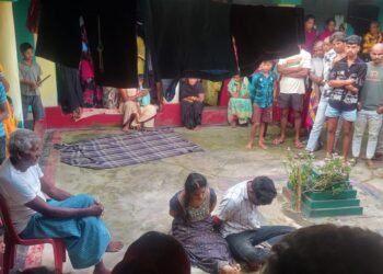 CG : देर रात शादीशुदा प्रेमिका से मिलने पहुँचा प्रेमी, गांववालों ने पकड़कर …. ऐसे सिखाया सबक देखे पूरा वीडियो