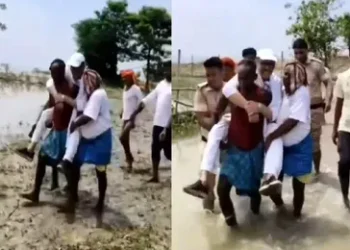 ग्रामीण के कंधे पर बैठकर सांसद महोदय ने किया बाढ़ प्रभावित क्षेत्रों का निरीक्षण, वीडियो वायरल होने के बाद मचा बवाल