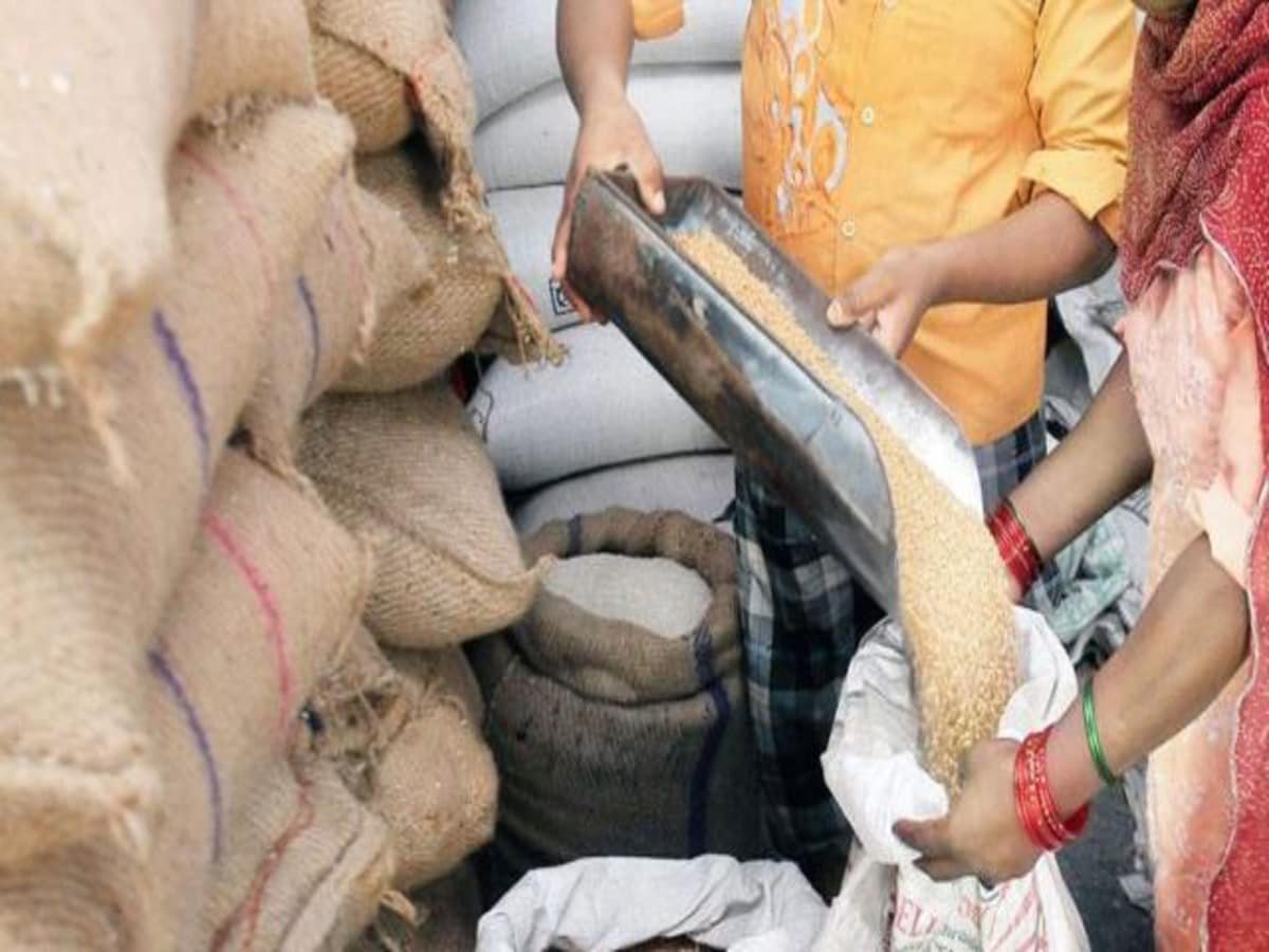 राशनकार्ड धारक ध्यान दें! इन लोगों को इस महीने से नहीं मिलेगा राशन, वितरण के समय भी बदलाव