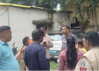 CG : तलाक केस की सुनवाई के दौरान हंगामा, दो पुलिसकर्मी भिड़े, हाथापाई का वीडियो वायरल, पुलिस ने दोनों पक्षों पर मामला किया दर्ज