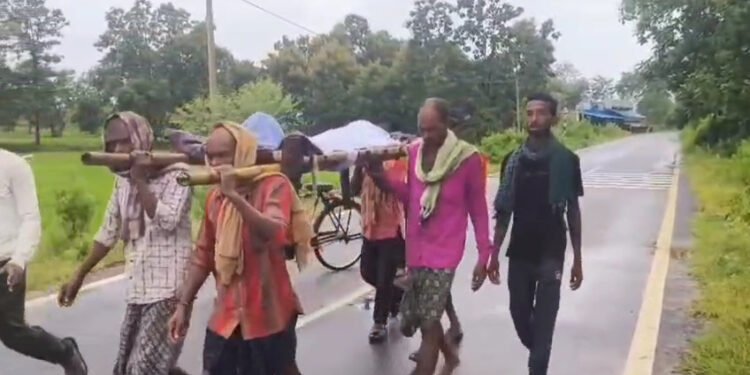 CG – खटिया बनी शव वाहन : ना पैसे थे …. ना मिल पायी एंबुलेंस, बेबस परिजन खाट पर लादकर ले गये शव…