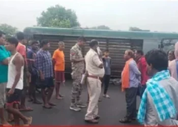 CG Road Accident : यात्रियों से भरी बस पलटी, 1 महिला की मौत, 5 गंभीर रूप से घायल