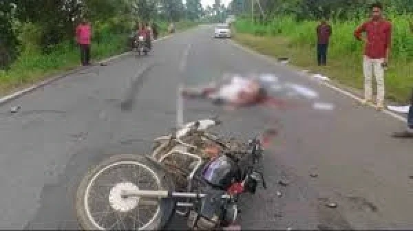 CG Road Accident : तेज रफ्तार ट्रक की टक्कर से दामाद – ससुर की मौके पर ही मौत, चालक फरार