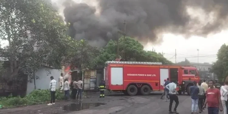 CG News : ऑयल फैक्ट्री में लगी भीषण आग, इलाके में मचा अफरा – तफरी, दमकल की टीम मौके पर पहुंची