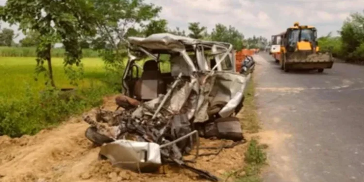 Big Road Accident News : बस और कार की जोरदार टक्कर में 5 की मौत, 9 घायल 6 की हालत गंभीर