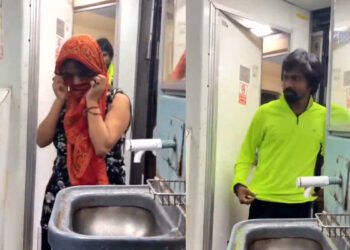 ट्रेन के टॉयलेट में सेक्स करते पकड़ाए युवक – युवती, किसी ने चुपके से वीडियो बनाकर कर दिया वायरल देखे पूरा वीडियो