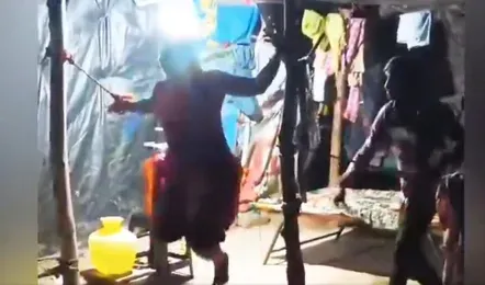 Viral Video : पत्नी के हाथों को पोल में बांधकर बेल्ट से पीटता रहा पति, चीखें सुनकर फट जाएगा कलेजा