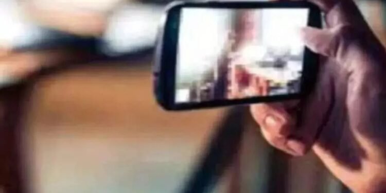 छात्राओं को कविता की जगह मोबाइल पर पोर्न दिखाते थे गुरुजी, कार्रवाई के नाम पर शिक्षा विभाग ने कर दी खानापूर्ति