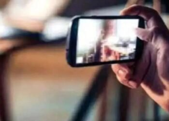 पति की शर्मनाक करतूत, बना लिया अपनी पत्नी का आपत्तिजनक वीडियो, सोशल मीडिया पर भी किया वायरल