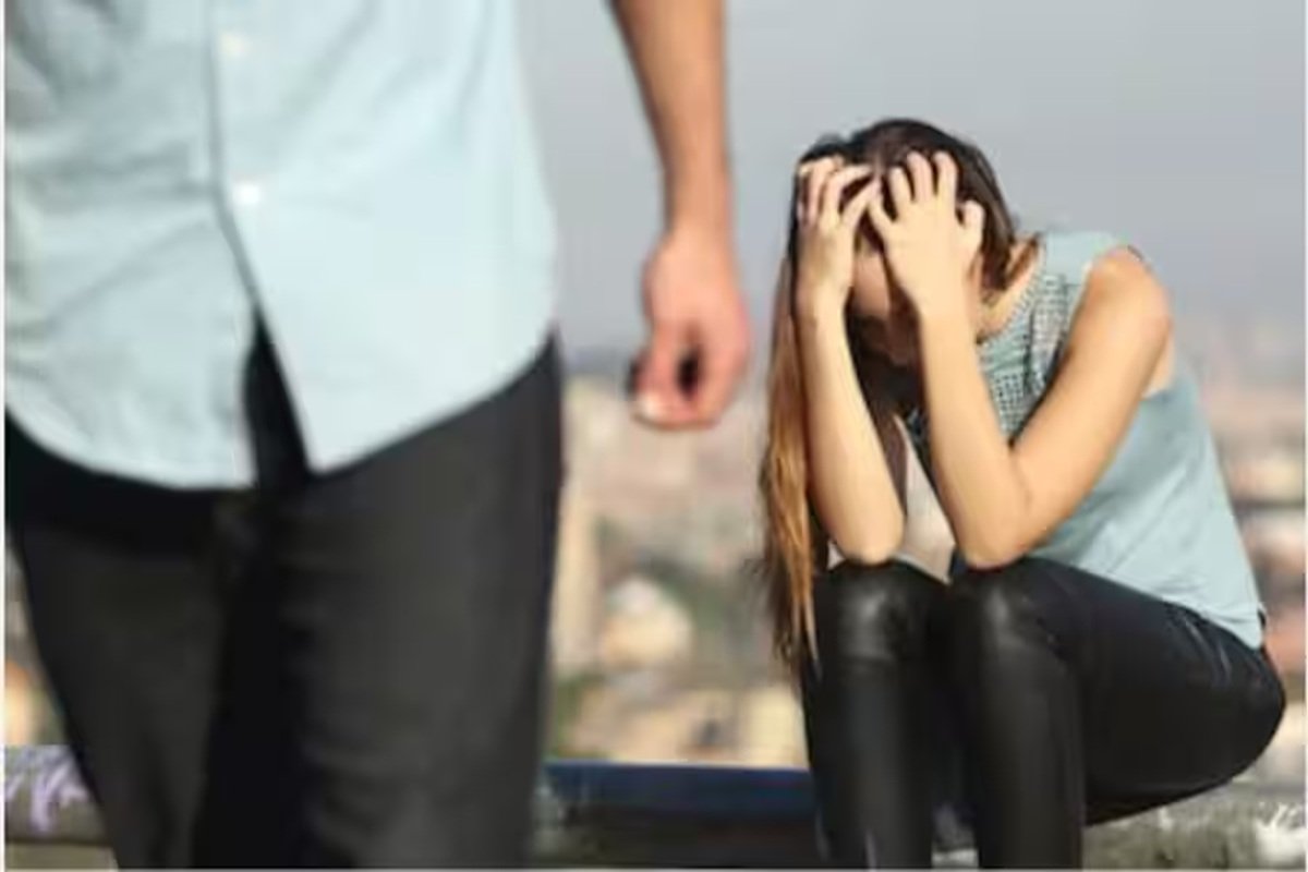 छत्तीसगढ़ में KISS नहीं देने पर महिला की हत्या, ऑटो में बैठते ही ड्राइवर ने की थी डिमांड, लाश को जंगल में फेंककर हुआ फरार