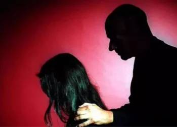 क्लासरूम में महिला के साथ शिक्षक का खुल्लम खुल्ला रोमांस, बच्चों ने चुपके-चुपके बना लिया वीडियो, वायरल होते ही मचा हड़ंकप