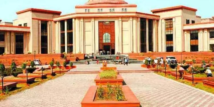 CG High Court : छुट्टी के दिन खुला हाईकोर्ट, छात्रहित में हाईकोर्ट ने लिया बड़ा फैसला, कॉलेजों में एडमिशन को लेकर ….