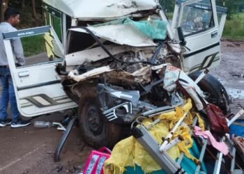CG : बोलेरो और ट्रक में भिड़ंत, भीषण हादसे में 3 महिला टीचर सहित 5 की मौत, 5 की हालत गंभीर