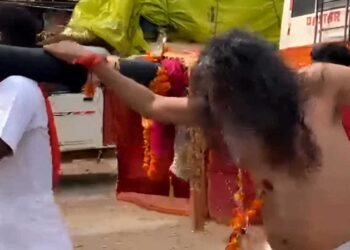 CG : जंवारा विसर्जन के दौरान भाजपा सांसद के शरीर पर सवार हुई देवी, फिर लगे झूमने, वायरल हो रहा वीडियो