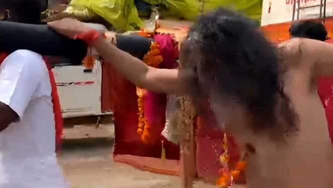 CG : जंवारा विसर्जन के दौरान भाजपा सांसद के शरीर पर सवार हुई देवी, फिर लगे झूमने, वायरल हो रहा वीडियो