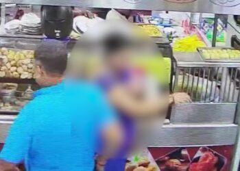 Viral Video : मौका देखकर कर मिठाई खरीद रही महिला के नाजुक अंग पर फेर दिया हाथ, युवक की गंदी हरकत का वीडियो हुआ वायरल