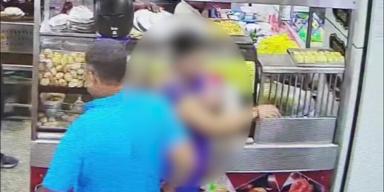 Viral Video : मौका देखकर कर मिठाई खरीद रही महिला के नाजुक अंग पर फेर दिया हाथ, युवक की गंदी हरकत का वीडियो हुआ वायरल