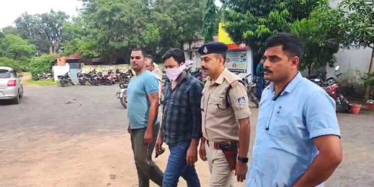CG : गांजा तस्करी करने के आरोप मे छत्तीसगढ़ी सिनेमा का मशहूर अभिनेता गिरफ्तार, 4 साल से दे रहा था पुलिस को चकमा