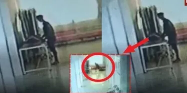 शर्मनाक! पोस्टमार्टम रूम में महिला के शव के साथ घिनौनी हरकत, स्वास्थ्य विभाग में मचा हड़कंप, वीडियो देख आप भी हो जाएंगे दंग