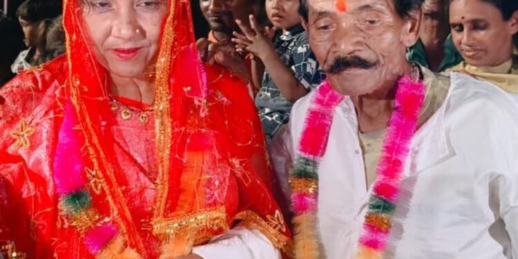 CG : 70 का दूल्हा, 30 साल की दुल्हन …. छत्तीसगढ़ में टूट गई इश्क के आगे उम्र की दीवार, देखें पूरा वीडियो ….