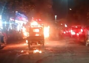 CG : चलती गाड़ी में अचानक लगी भीषण आग, जल कर हुआ खाख चालक ने कूदकर बचाई अपनी जान ….