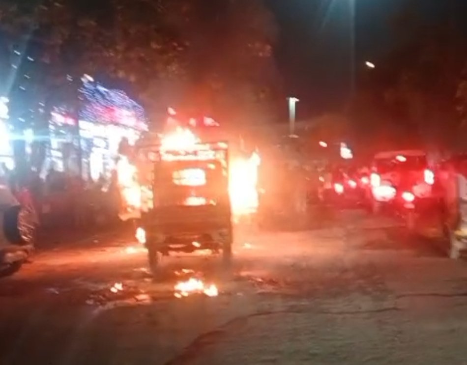 CG : चलती गाड़ी में अचानक लगी भीषण आग, जल कर हुआ खाख चालक ने कूदकर बचाई अपनी जान ….