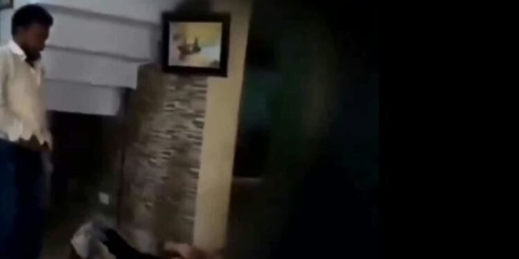 Viral Video : कपल का सेक्स करते हुए शख्स ने चुपके से रिकॉर्ड किया वीडियो, फिर सोशल मीडिया पर कर दिया वायरल