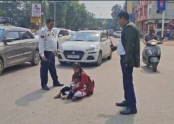 CG : प्रताड़ना से तंग आकर सड़क पर बैठी पत्नी, रो – रोकर मांगा न्याय, अवैध संबंध व जान से मारने की धमकी का लगाया आरोप देखे पूरा वीडियो