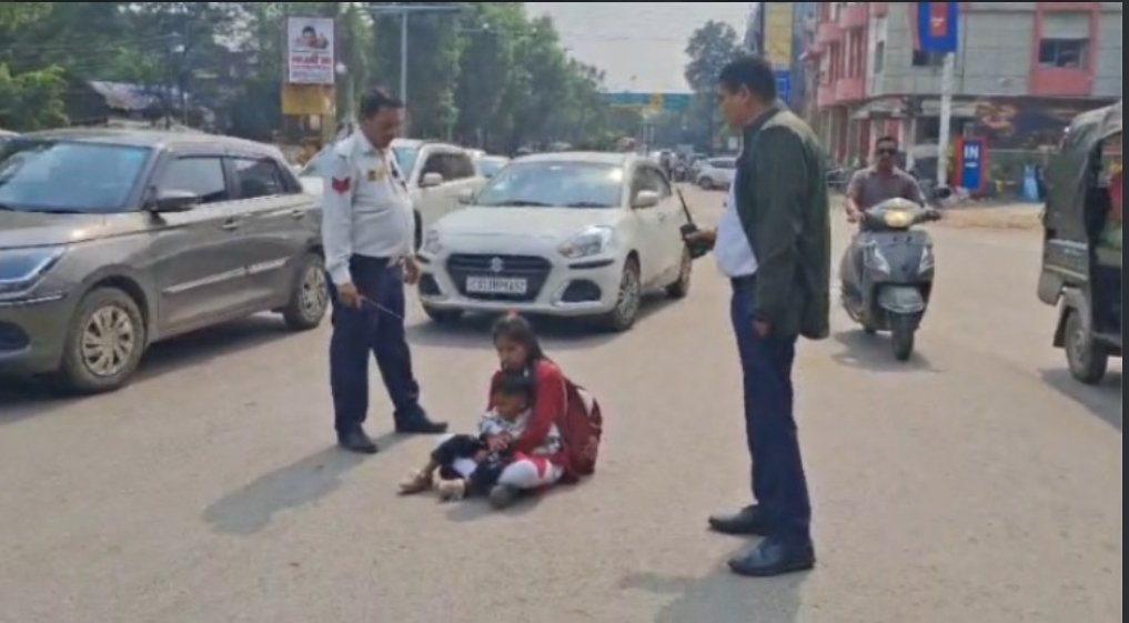 CG : प्रताड़ना से तंग आकर सड़क पर बैठी पत्नी, रो – रोकर मांगा न्याय, अवैध संबंध व जान से मारने की धमकी का लगाया आरोप देखे पूरा वीडियो