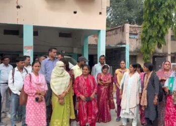 पंचायत सचिव का अश्लील कांड! महिला रोजगार सहायक से रास्ते में अचानक करने लगा गंदी हरकत, थाने तक पंहुचा मामला