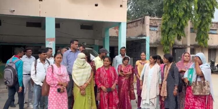 पंचायत सचिव का अश्लील कांड! महिला रोजगार सहायक से रास्ते में अचानक करने लगा गंदी हरकत, थाने तक पंहुचा मामला