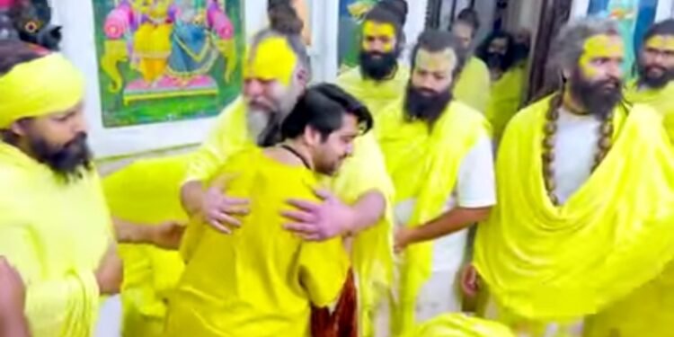 प्रेमानंद महाराज से अचानक मिलने पहुंचे धीरेंद्र शास्त्री, चरणों में झुक लिए आशीर्वाद, देखें दिल छू लेने वाला वीडियो