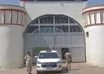 CG : सेंट्रल जेल में कैदियों से अवैध वसूली मामले में बड़ा एक्शन, 4 जेल प्रहरी बर्खास्त, सहा.जेल अधीक्षक पर भी गिरेगी गाज