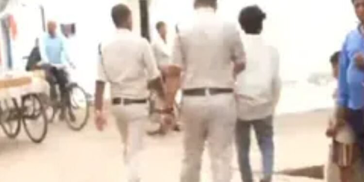 CG Crime : ससुर की बहू पर गंदी नजर बनी मौत की वजह, बेटे ने चाकू से की पिता की हत्या, खून से सनी दीवारें बनीं गवाह…