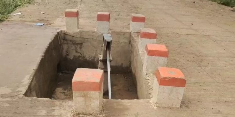 अजब – गजब : किसने बनाया ये मुजस्समा? बीच में हैंड पंप… अगल-बगल चमचमाती सीसी रोड, देखिए इजीनियरिंग का एक और नायाब नमूना